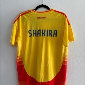 Colombia National Team Jersey – Shakira Name on Back - Size M
Shakira t-shirt.